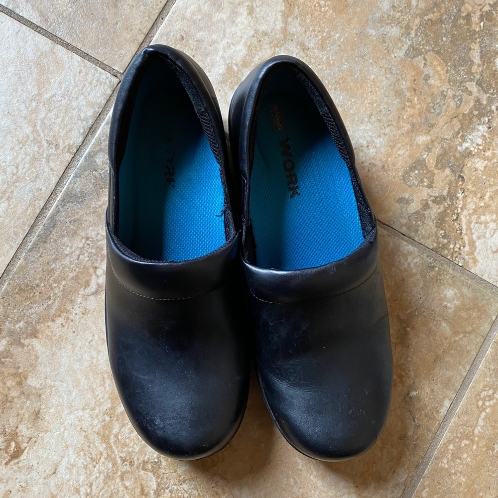 Non-Slip Clogs - Picture 2 of 2